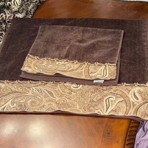 Avanti Brown and Gold Paisley Towel Set